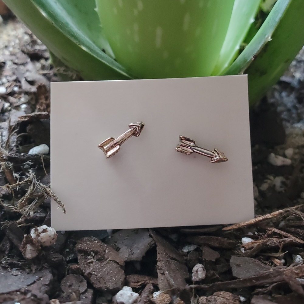 Arrow Stud Earrings💘